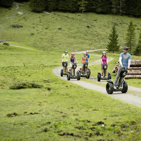 Segway fahren in Almlandschaft © Flachau Tourismus