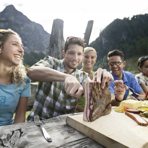 Eine köstliche Almjause beim Wandern © Flachau Tourismus