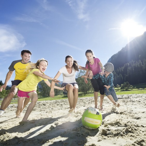 Familie spielt Volleyball © Flachau Tourismus