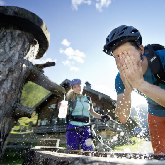 Erfrischung mit Bergwasser © Flachau Tourismus