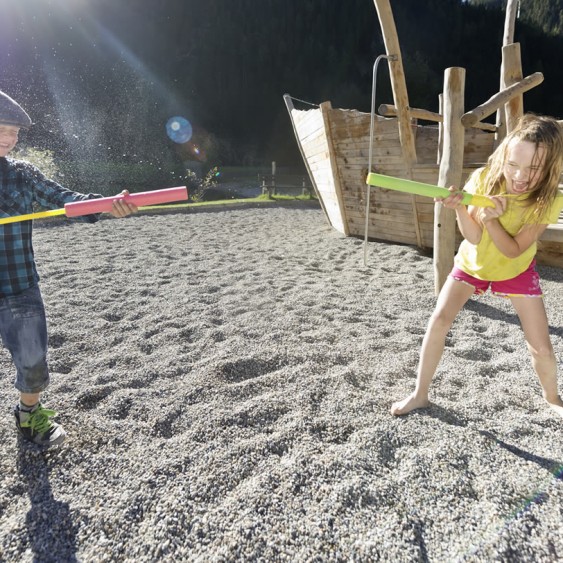 Kinder spielen im Familienpark © Flachau Tourismus