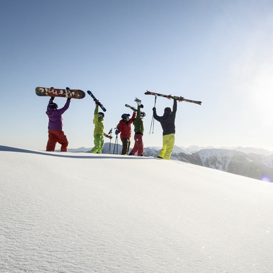 Snowboard- und Skifahrer auf der Skipiste in Ski amadé © Flachau Tourismus